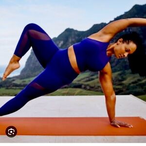 Athleta Salutation Stash Pocket II
Mesh 7/8 Tight,Poseidon Blue
SIZE XS